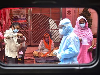 Una mujer con síntomas de covid recibe oxígeno en un santuario sij en Nueva Delhi.