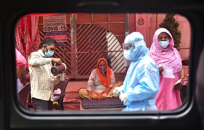 Una mujer con síntomas de covid recibe oxígeno en un santuario sij en Nueva Delhi.