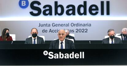 El presidente de Sabadell, Josep Oliu, durante la junta de accionistas celebrada hoy en Alicante.