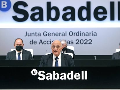 El presidente de Sabadell, Josep Oliu, durante la junta de accionistas celebrada hoy en Alicante.