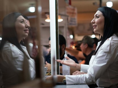 Gisela Gaytán, candidata de Morena a la presidencia municipal de Celaya, en un evento de campaña en el Mercado Morelos, el 1 de abril, antes de ser atacada.