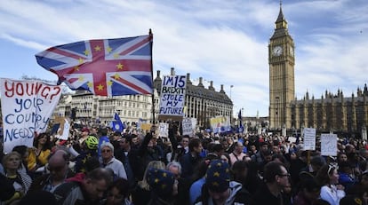 Manifestantes muestran su desacuerdo con el &quot;Brexit&quot; durante una protesta ante el Parlamento en Londres (Reino Unido).