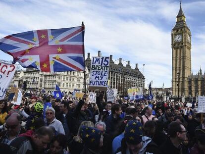 Manifestantes muestran su desacuerdo con el &quot;Brexit&quot; durante una protesta ante el Parlamento en Londres (Reino Unido).