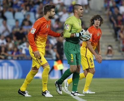 Piqué, Valdés y Puyol, durante el partido ante el Getafe