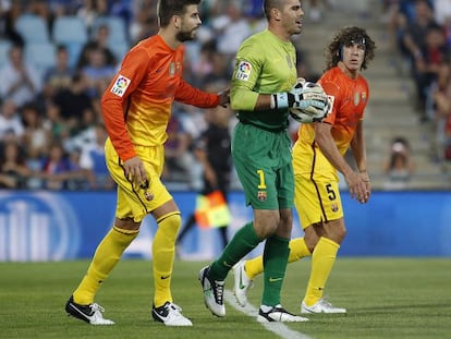 Piqué, Valdés y Puyol, durante el partido ante el Getafe