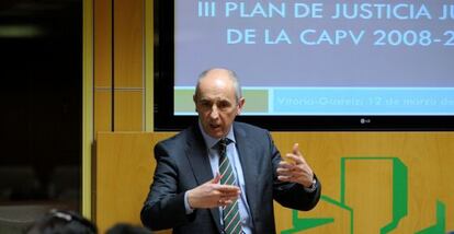 Josu Erkoreka en la presentación del balance del plan de justicia juvenil este miércoles en el Parlamento. 