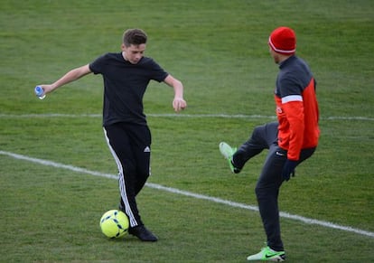 Brooklyn Beckham juega con Thiago Silva en un entrenamiento del PSG, en abril de 2013.