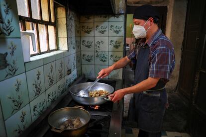 El dueño de un local de comida típica en Quito, Ecuador.