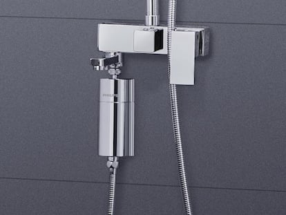 Artículo de EL PAÍS Escaparate que describe las ventajas de uso al adquirir un filtro de agua para la ducha eficiente.