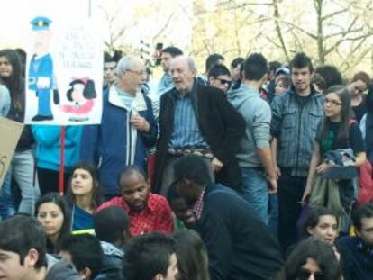 Manuel Martín Pérez, catedrático de Sociología jubilado, y Leonardo, estudiante de Historia.