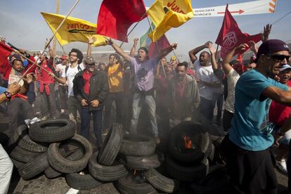 Personas sin hogar, los llamados 'sin-techo', que invadieron un terreno en la zona este de São Paulo, preparan un protesto contra la falta de viviendas en la ciudad.