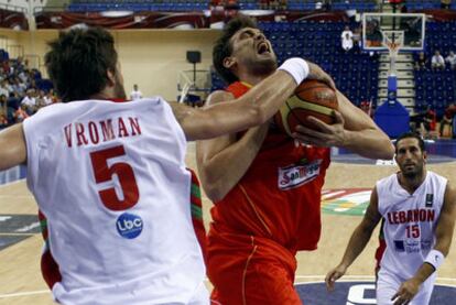 Marc Gasol intenta entrar a canasta defendido por Vroman.