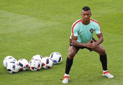 El portugués Nani, nuevo jugador del Valencia, durante un entrenamiento con su país.
