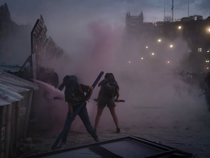 Activistas protestan en el Zócalo, durante el 8-M
