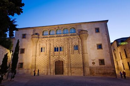 Junto a la Antigua Universidad de Baeza se encuentra el Palacio de Jabalquinto, uno de los ejemplos más soberbios de la arquitectura gótico isabelina de Jaén. Su fachada, que mira hacia la plaza de Santa Cruz, está decorada con puntas de diamante, lazos, mocárabes y escudos y está rematada por cinco arcos de medio punto de época renacentista. Fue mandado construir a finales del siglo XV por Juan Alfonso de Benavides, primo del rey Fernando el Católico, y hoy es la sede de la Universidad Internacional de Andalucía.