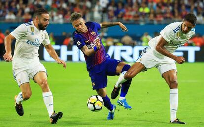 Varane y Carvajal ante Neymar en el Clásico disputado en Miami.