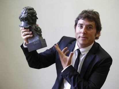 Manel Fuentes, con una de las esculturas de los premios Goya.