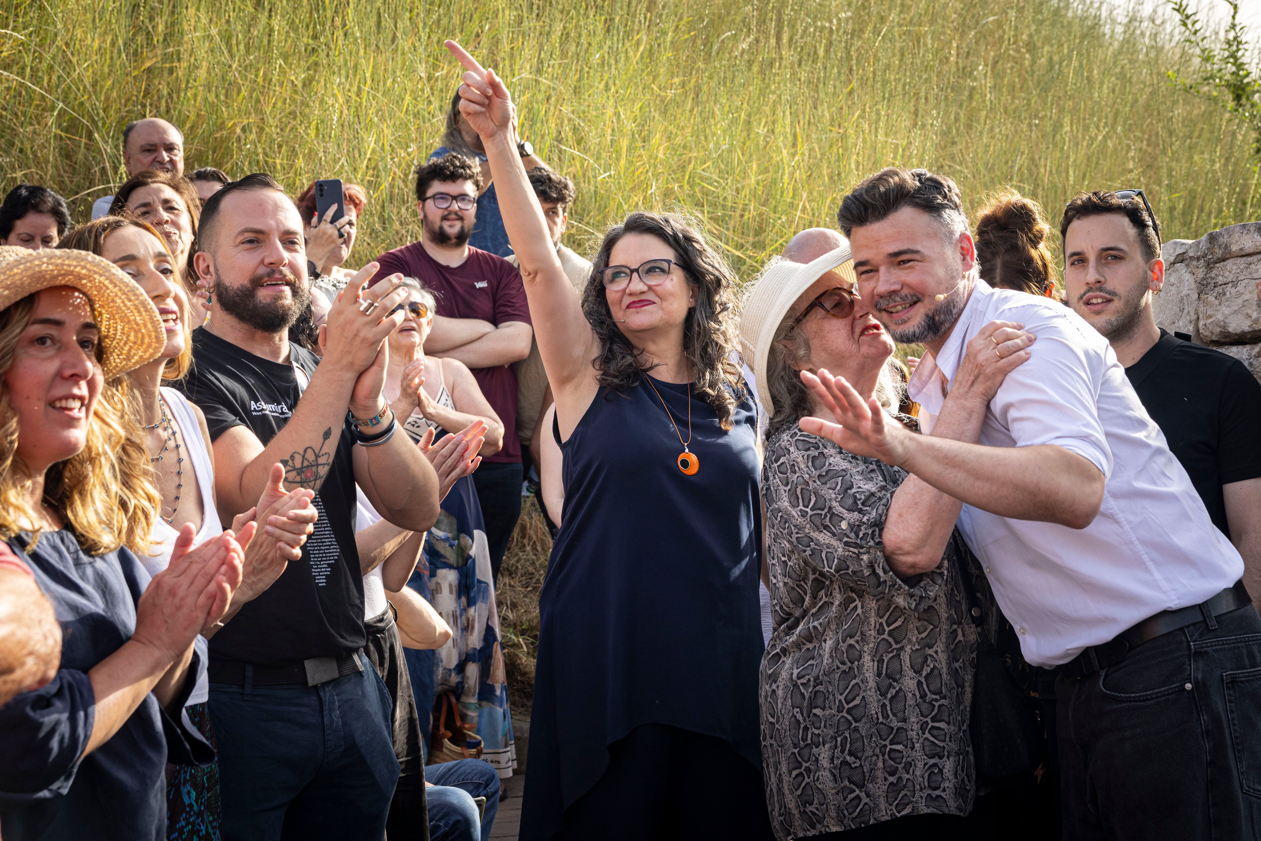 La exvicepresidenta de la Generalitat Valenciana, Mónica Oltra y el portavoz de ERC en el Congreso, Gabriel Rufián, durante el acto en Valencia.