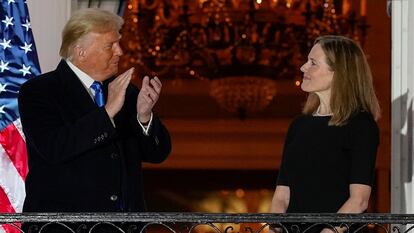 Donald Trump y la juez Amy Coney Barrett, en una imagen de archivo.