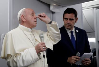 El Papa Francisco habla durante una conferencia de prensa a bordo de un avión en el camino de regreso de Panamá a Roma.