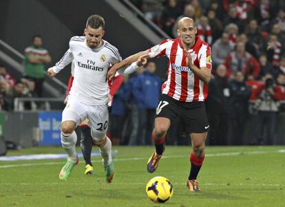 Jesé lucha el balón con Mikel Rico.