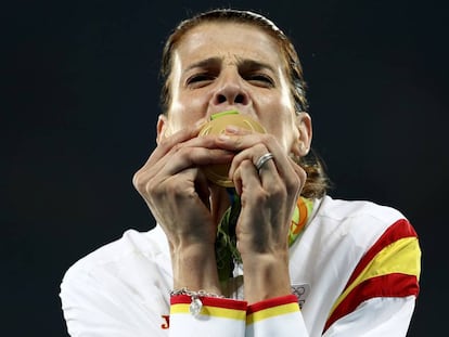 Ruth Beitia besa la medalla de oro. 