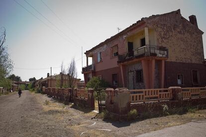 Viviendas abandonadas dentro del poblado. El arquitecto Ambrosio del Valle Sáenz fue el constructor del poblado. Nacido en Santiago de Chile en 1918, la obra de Sáenz ejerció una gran influencia posterior en otros edificios de Granada.