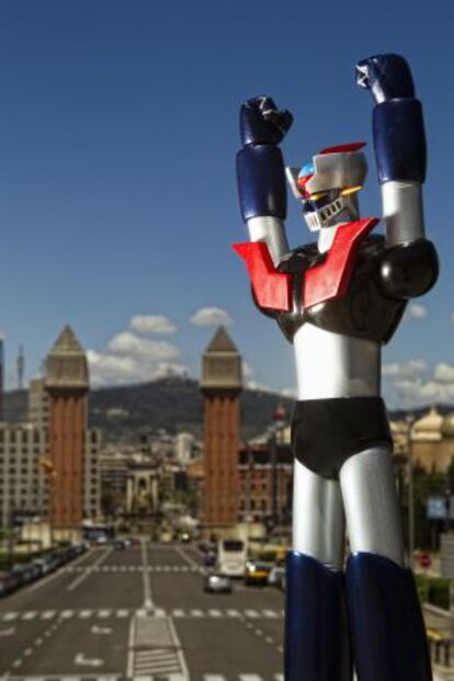 El robot gegant a la plaça d'Espanya de Barcelona, on se celebra el Saló del Cómic.