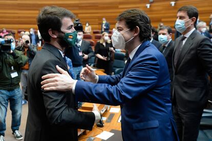 El presidente en funciones de la Junta de Castilla y León, Alfonso Fernández Mañueco (a la derecha), saluda al candidato de Vox a la presidencia, Juan García-Gallardo (izquierda), tras el pleno de constitución del parlamento regional el pasado 10 de marzo.