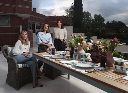 De izquierda a derecha, Marta Cotoner, Juqui Suarez de Lezo y Maria José González-Moro, socias de la firma de porcelana pintada Molecot, en Aravaca.