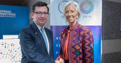 El ministro de Economía, Román Escolano, junto a la directora gerente del FMI, Christine Lagarde.