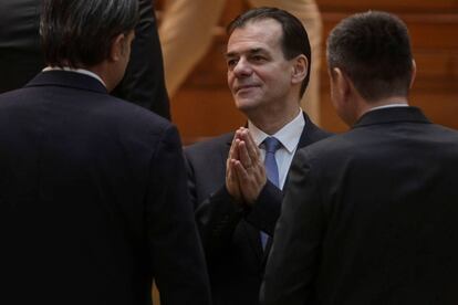 El primer ministro rumano Ludovic Orban después de la sesión este miércoles.