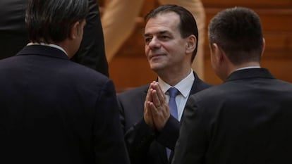 El primer ministro rumano Ludovic Orban después de la sesión este miércoles.