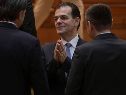 El primer ministro rumano Ludovic Orban después de la sesión este miércoles.