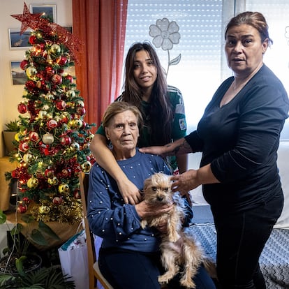 DVD 1245  COMUNIDAD VALENCIANA   24-12-24 Amparo Díaz 84 años con su hija Fani y su nieta Aitana en su casa de Catarroja .FOTO, MÒNICA TORRES EL PAÍS