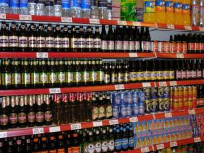 Botellas de cerveza de importación en la sección de bebidas de un supermercado madrileño. EFE/Archivo