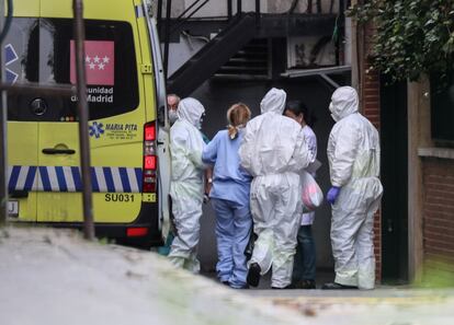 Traslado de una paciente afectada por el coronavirus al Gran Hotel Colón de Madrid, el 19 de marzo.