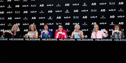De izquierda a derecha, las tenistas Valerie Ziegenfuss, Kristy Pigeon, Kerry Melville Reid, Billie Jean King, Judy Dalton, Rosie Casals y Peaches Bartkowicz posan con un dólar en las instalaciones de Melbourne Park.