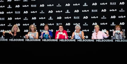 De izquierda a derecha, las tenistas Valerie Ziegenfuss, Kristy Pigeon, Kerry Melville Reid, Billie Jean King, Judy Dalton, Rosie Casals y Peaches Bartkowicz posan con un dólar en las instalaciones de Melbourne Park.