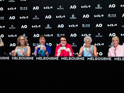 De izquierda a derecha, las tenistas Valerie Ziegenfuss, Kristy Pigeon, Kerry Melville Reid, Billie Jean King, Judy Dalton, Rosie Casals y Peaches Bartkowicz posan con un dólar en las instalaciones de Melbourne Park.