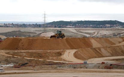 Obras de urbanización en Los Berrocales, uno de los nuevos desarrollos urbanísticos del sur de Madrid, en mayo de 2023.