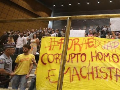 Manifestantes criticam Cunha na Assembleia paulista.