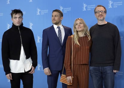 Desde la izquierda, los actores Robert Pattinson, Charlie Hunnam y Sienna Miller y el director James Gray, en Berl&iacute;n.