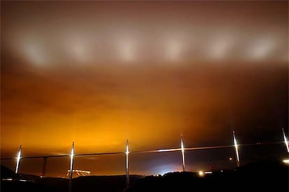 El viaducto de Millau, que une dos mesetas de esa localidad francesa situada en el Macizo Central.