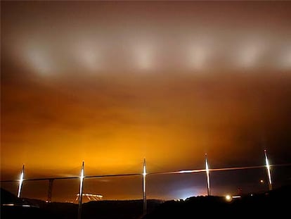 El viaducto de Millau, que une dos mesetas de esa localidad francesa situada en el Macizo Central.