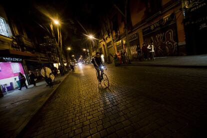 <p>CALLE TACUBA </p> Pocas calles tienen tanta historia y ajetreo en la Ciudad de México como Tacuba. La calle fue una de las tres que comunicaban por tierra firme a la antigua Tenochitlan y por este rumbo pasó Moctezuma muchas veces vestido y adornado “con mucha argentería y perlas” como un Dios. Lo acompañaban sacerdotes, guerreros, caciques y damas. Poco después lo hizo Cortés y sus hombres ante la sorpresa de los indígenas que miraban su color banco a lomos de caballos pensando que todo ello, caballo y jinete, era uno solo.