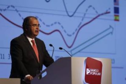 El presidente del Banco Popular, Angel Ron, durante su intervención en la Junta Ordinaria de accionistas de la entidad, que deberá dar hoy el visto bueno a cuatro ampliaciones de capital con cargo a reservas para pagar el dividendo con cargo a 2013.