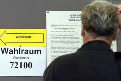 Un votante se informa sobre las condiciones del proceso en un colegio electoral de Dresde, en el este de Alemania.