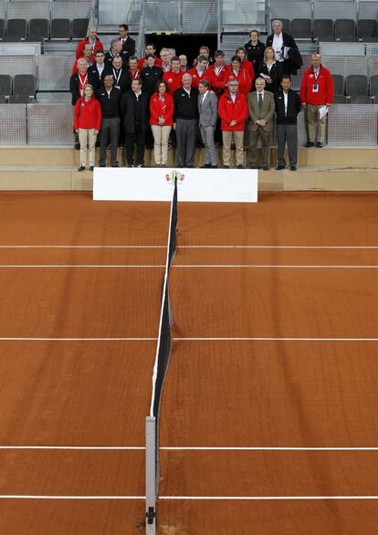 Foto de familia del presidente de la Comisi&oacute;n de Evaluaci&oacute;n del Comit&eacute; Ol&iacute;mpico Internacional (COI), Craig Reedie, junto al extenista Manolo Santana; presidente de Madrid 2020, Alejandro Blanco; el presidente de la Federaci&oacute;n Espa&ntilde;ola de Tenis, Jos&eacute; Luis Esca&ntilde;uela; la alcaldesa de Madrid, Ana Botella, y los miembros de la Comisi&oacute;n de Evaluaci&oacute;n del COI que han visitado la Caja M&aacute;gica, en la tercera jornada de trabajo que realizan a Madrid, aspirante a organizar los JJOO de 2020 junto a Estambul y Tokio. 