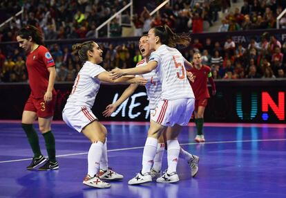 Las jugadoras españolas celebran uno de los goles.